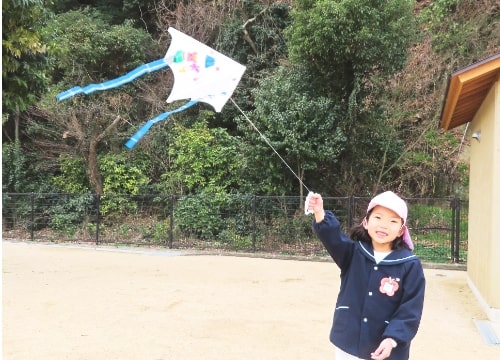 凧揚げをしている園児の写真