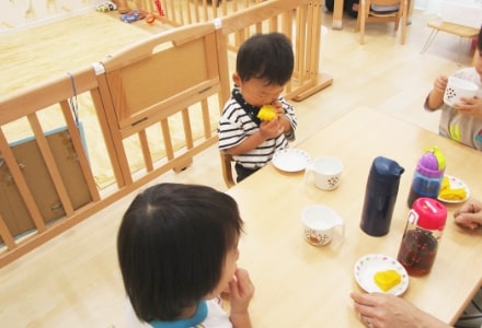 おやつを食べている園児の写真