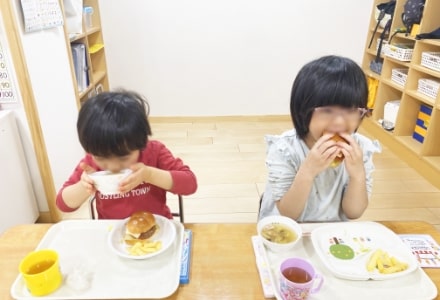 給食を食べている園児の写真